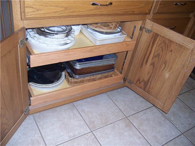 Base cabinet with pull-out shelves